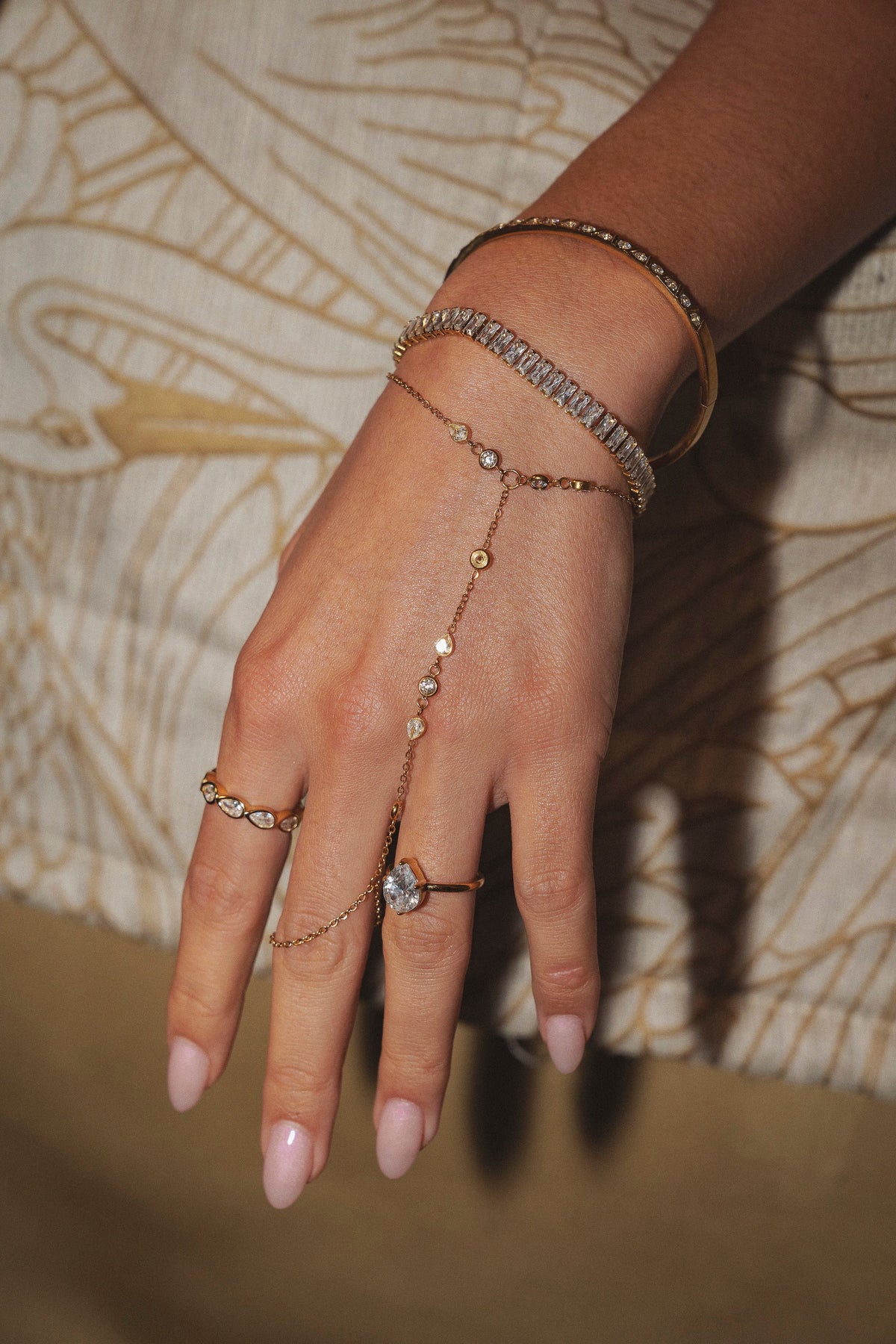 LUMIÈRE. Hand chain