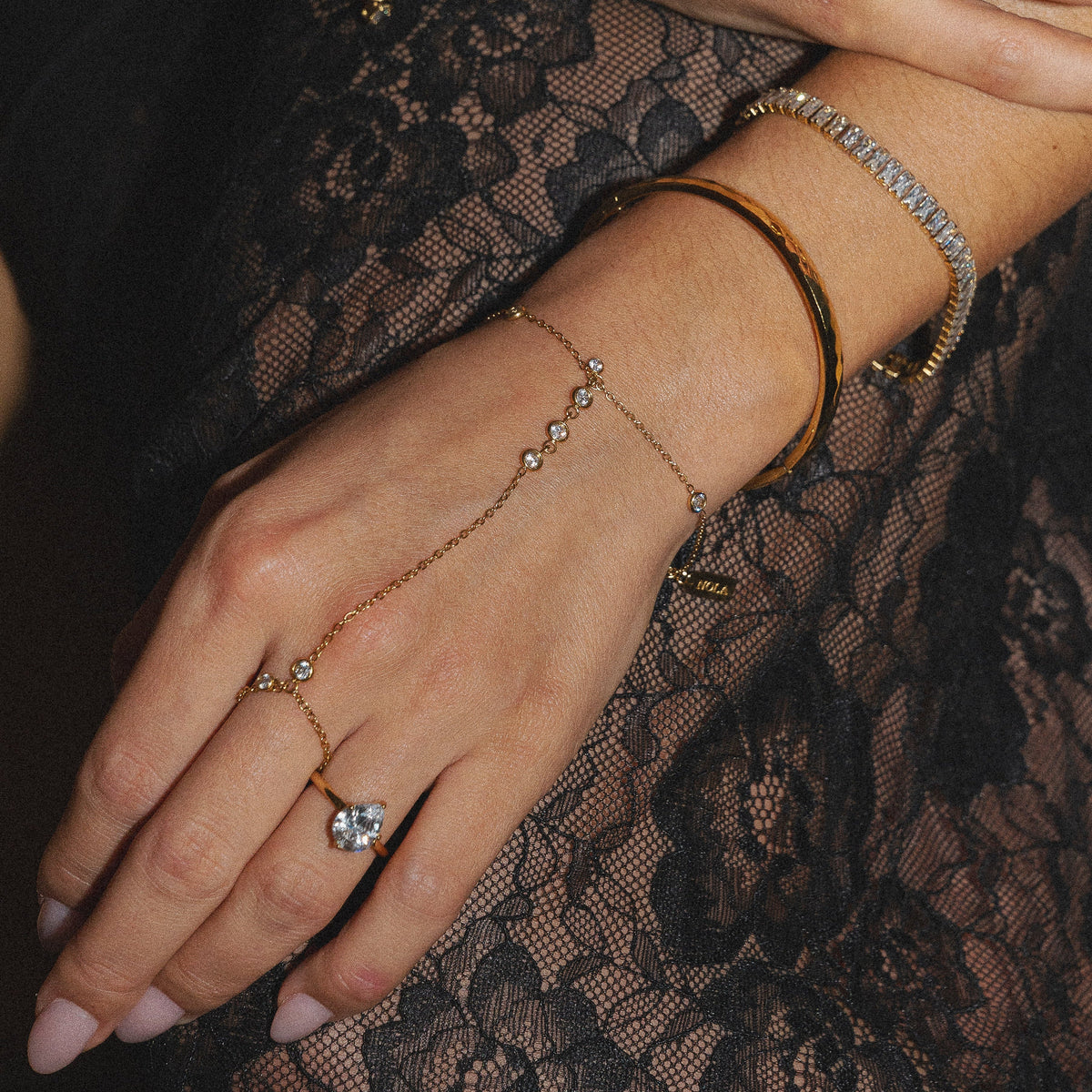 SHIMMER. Hand chain